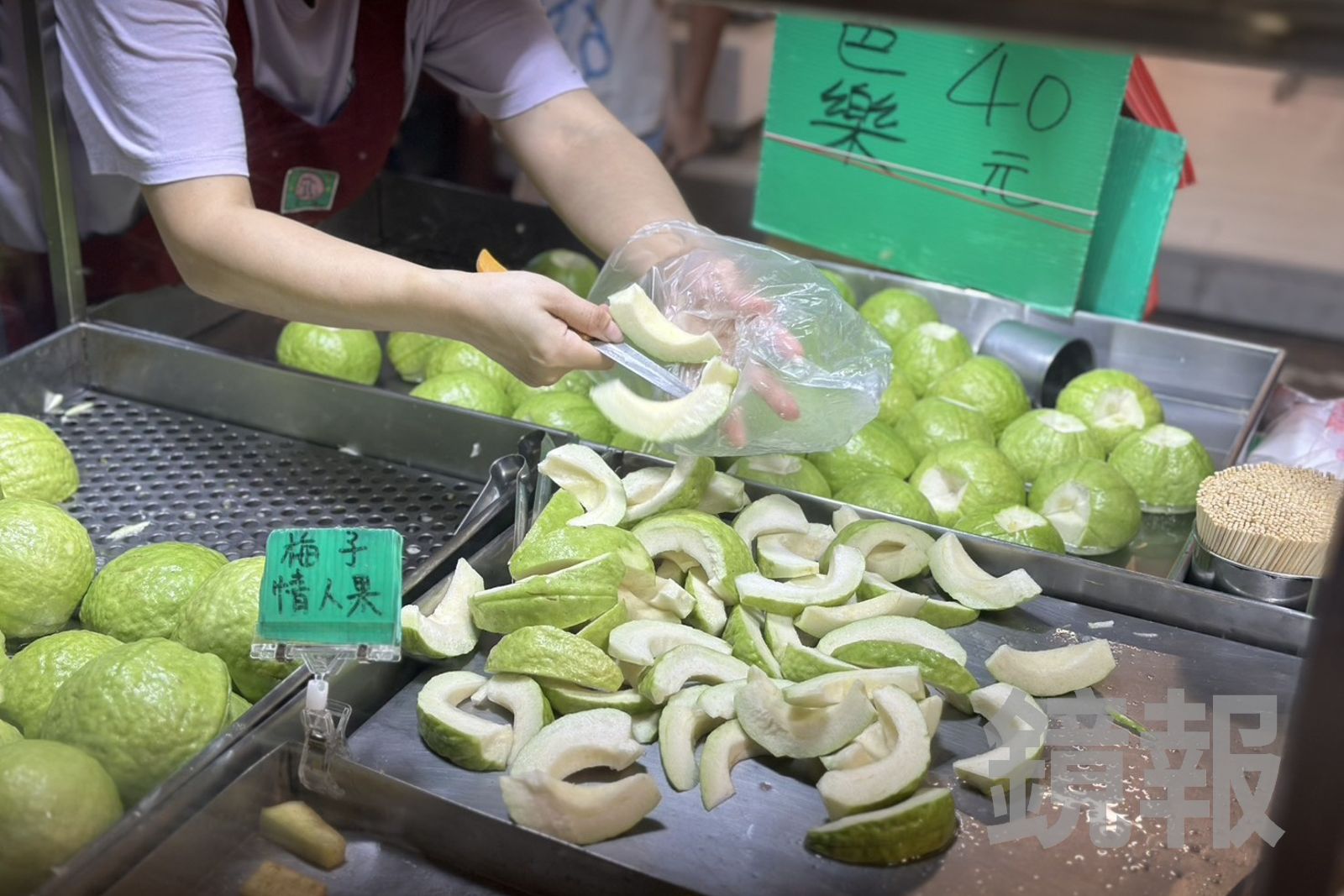 芭樂脆度、甜度好,撒甘草粉相當甜美涮嘴。