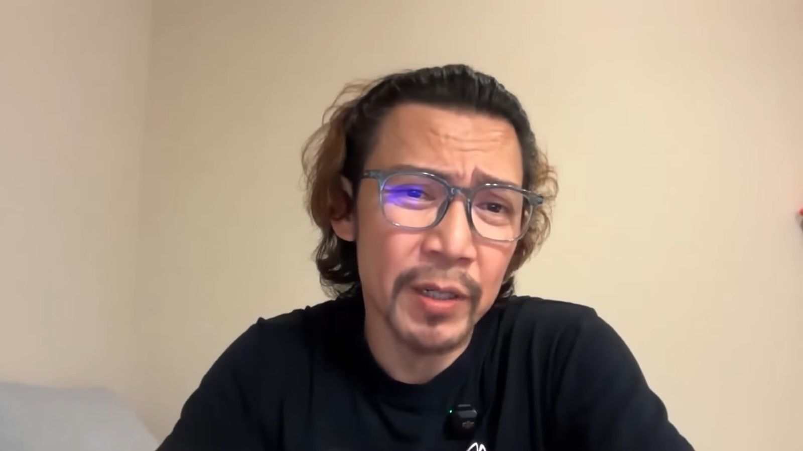 詹姆士深夜直播揭露長榮航空職場霸凌事件。圖／翻攝自YouTube／Crazy Captain James