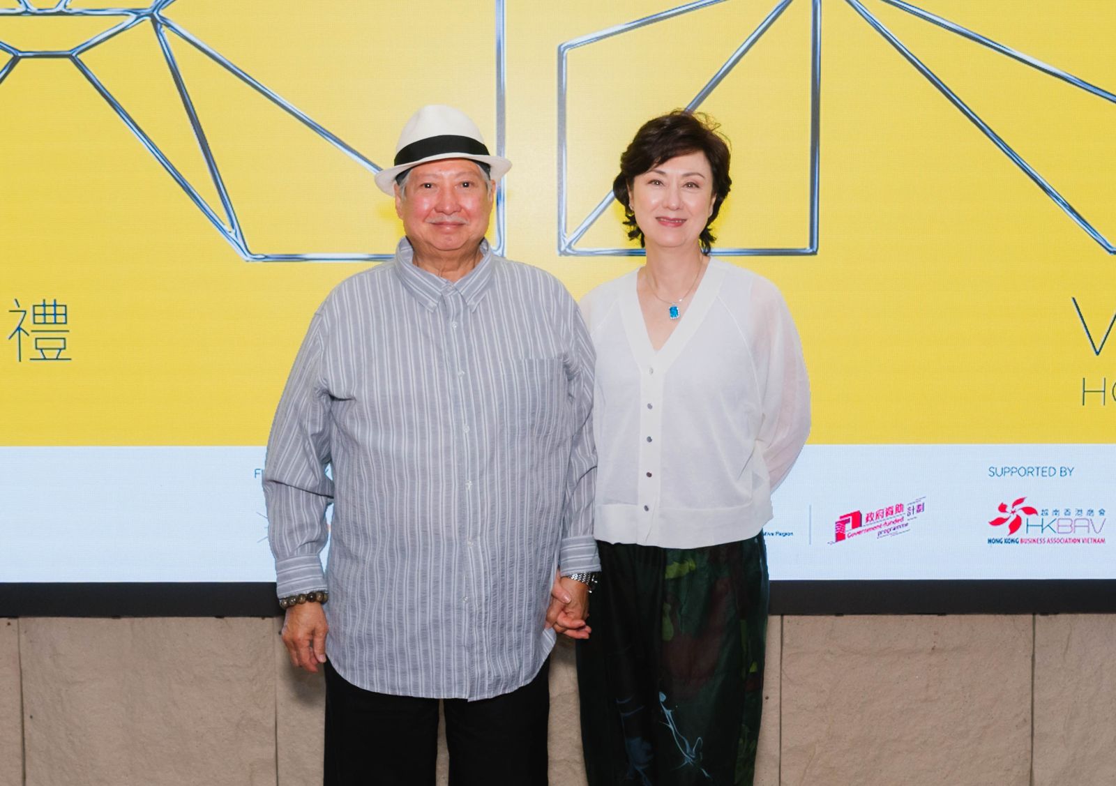 洪金寶與老婆高麗紅出席亞洲電影大獎學會在越南胡志明市舉辦的「香港電影巡禮—越南站」活動,無須靠輪椅行動。翻攝亞洲電影大獎微博