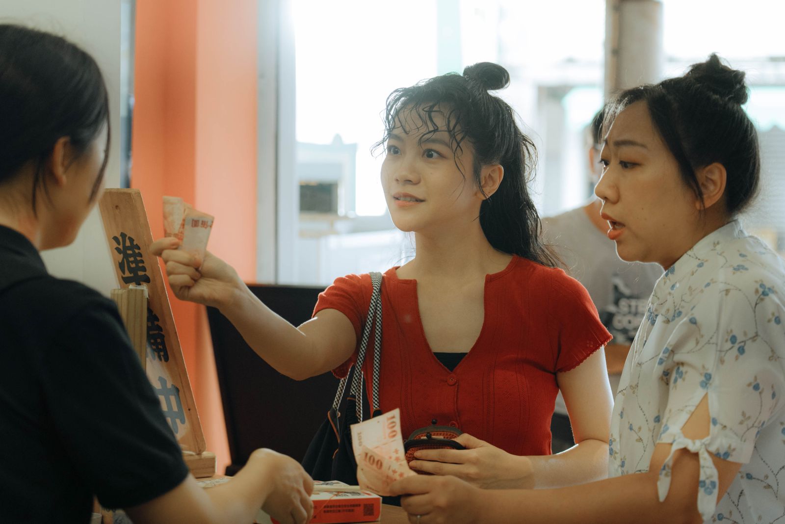 《就算一個人也可以好好的吃飯2》中,李玲葦不甘被插隊,一口氣買下兩個便當。公視+提供