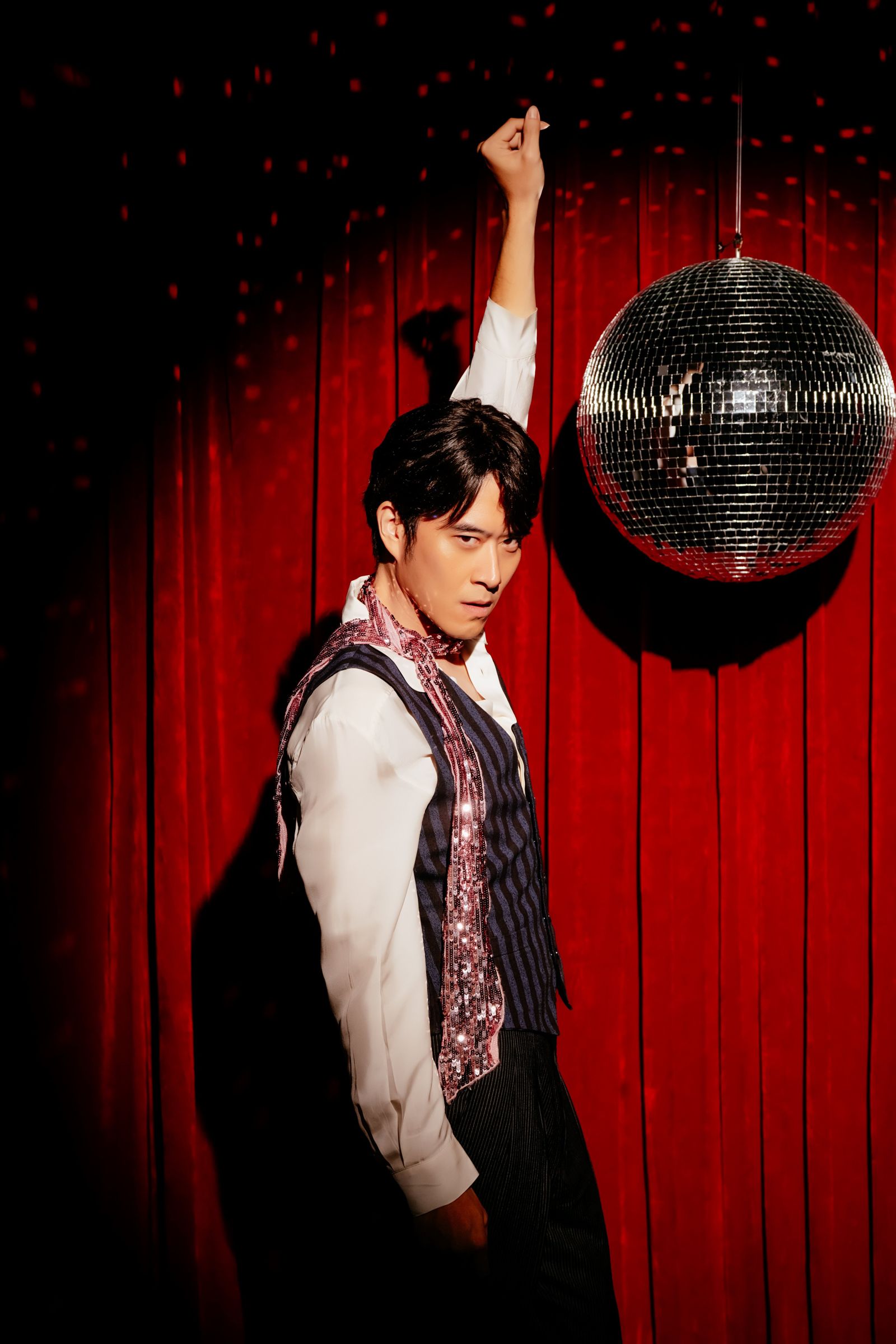 《櫻子媽媽與他的三個男人》中，王為分飾劇中多個角色。瘋戲樂工作室提供