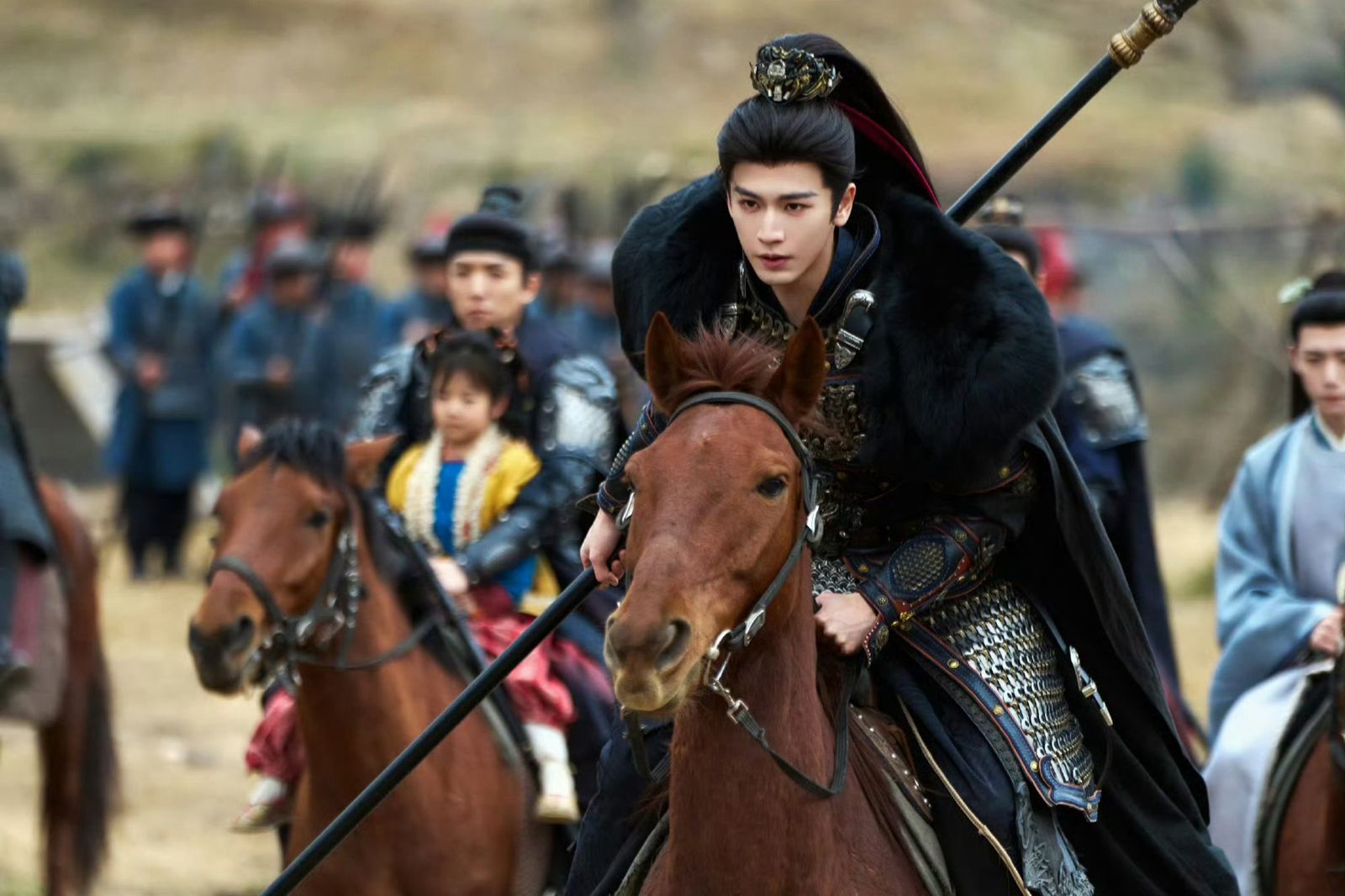 《逐玉》張凌赫被酸「粉底液將軍」！曝「濾鏡強迫症」　意外帶飛「沒演」的何潤東漲粉百萬　