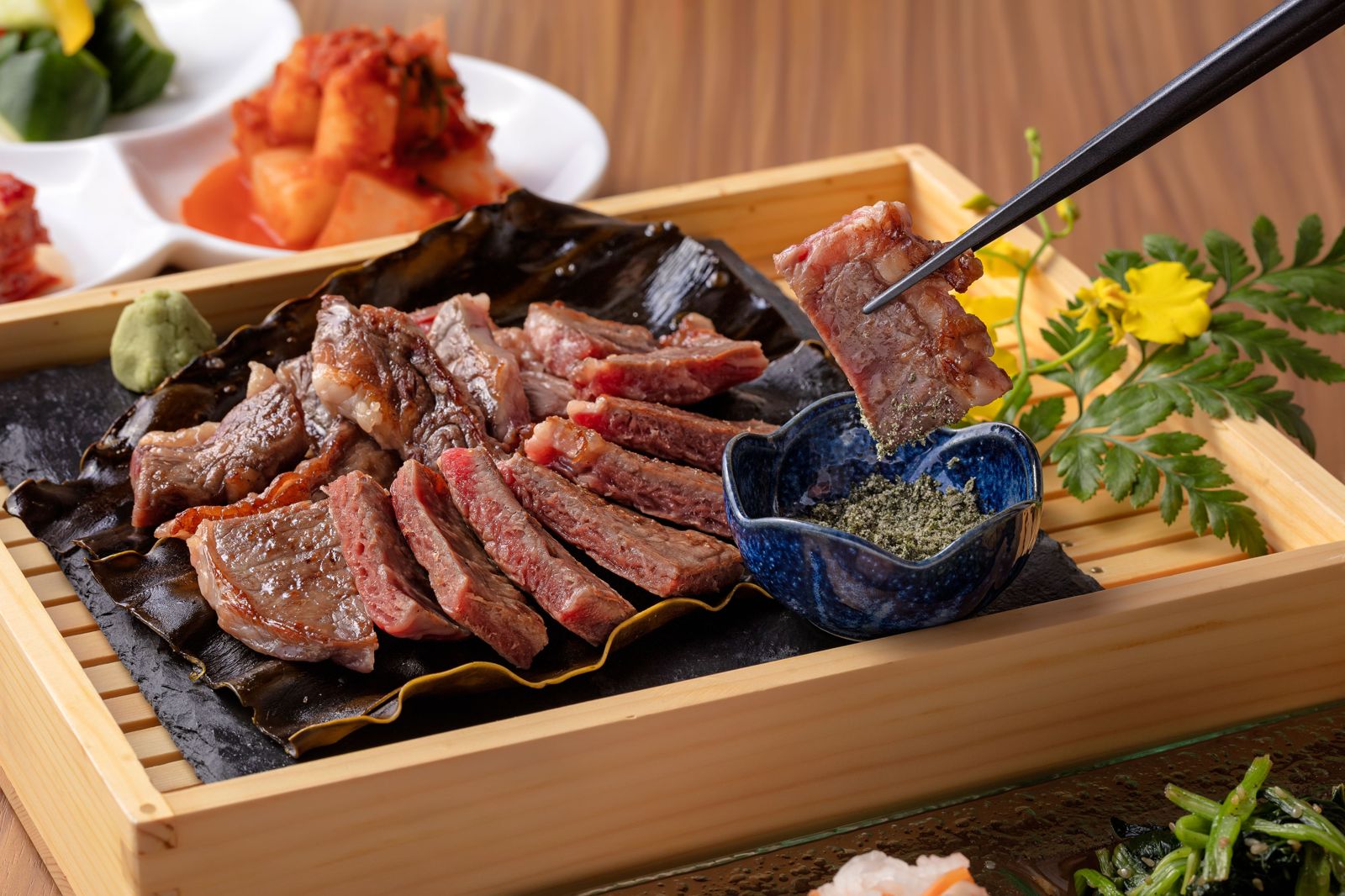 「昆布肋眼」以日高昆布醃漬肋眼牛排，桌邊燒烤至5分熟，會分切成老饕和肋眼心。（1,080元／單點）