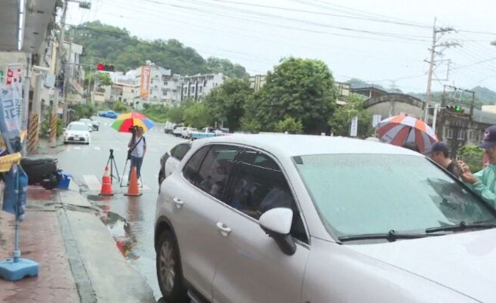 被害人詹智能當街遭砍死,其車輛停於超商門口。圖/翻攝畫面