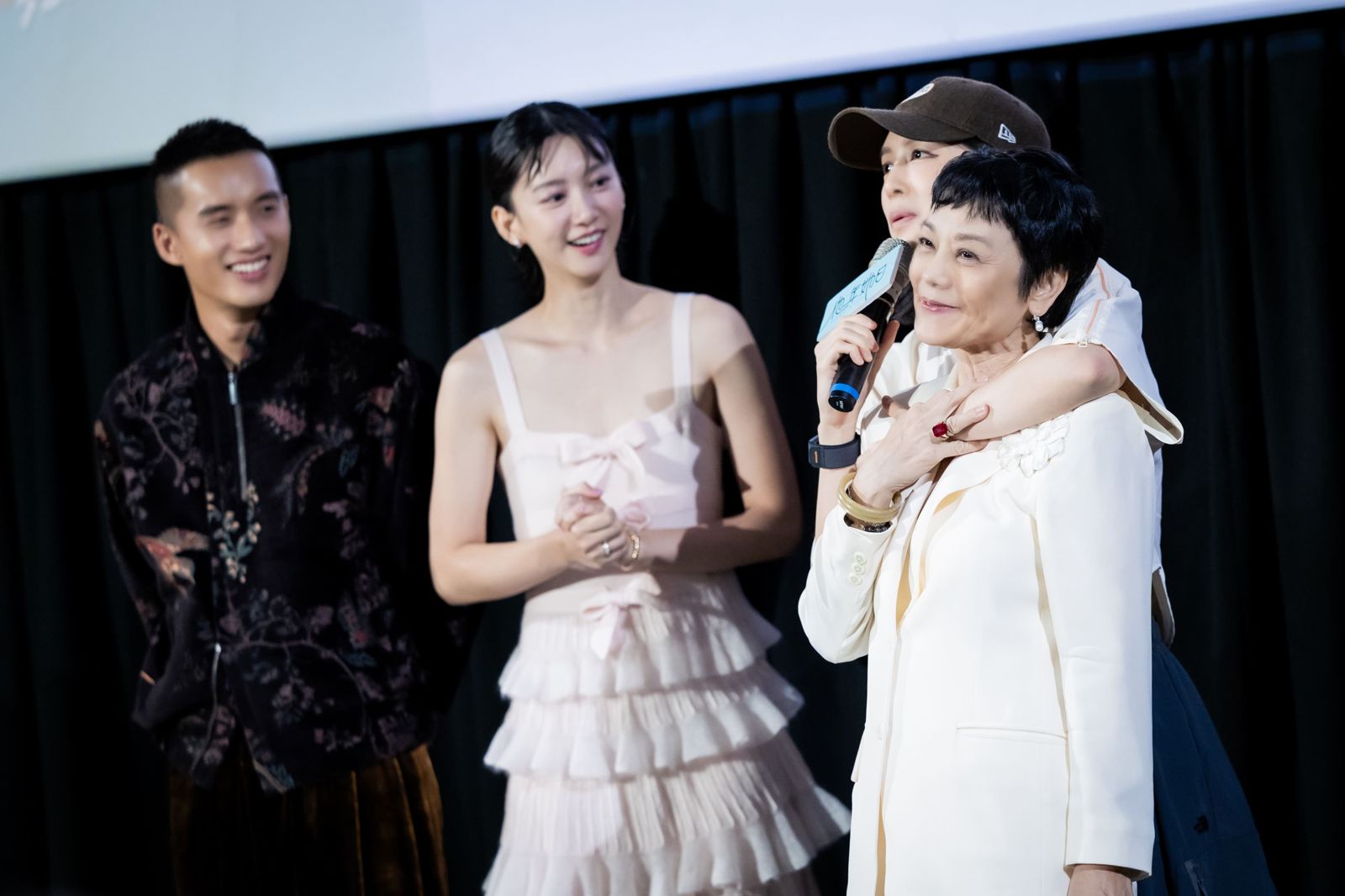 曾飾演張艾嘉女兒的劉奕兒(右二)日前驚喜相挺《他年她日》首映包場,並上前擁抱張艾嘉。甲上娛樂提供