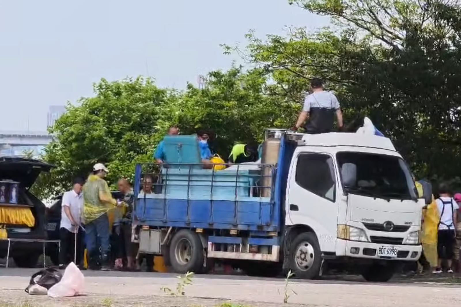 民眾在萬板大橋下見疑似宗教團體放生大量魚類。圖／翻攝自臉書社團我是萬華人Chill Wanhua