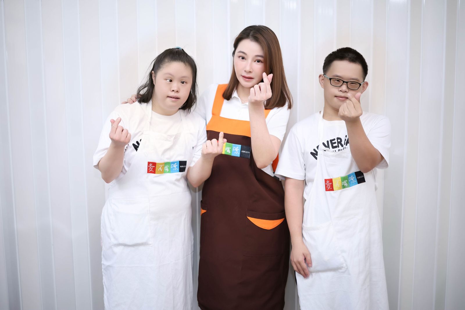 陳怡蓉（中）與唐寶寶們合影。聖緹雅提供