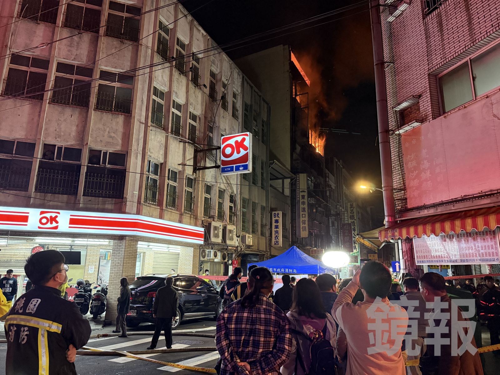 桃園1棟華廈凌晨發生火警，火煙不斷向外竄出。呂健豪攝