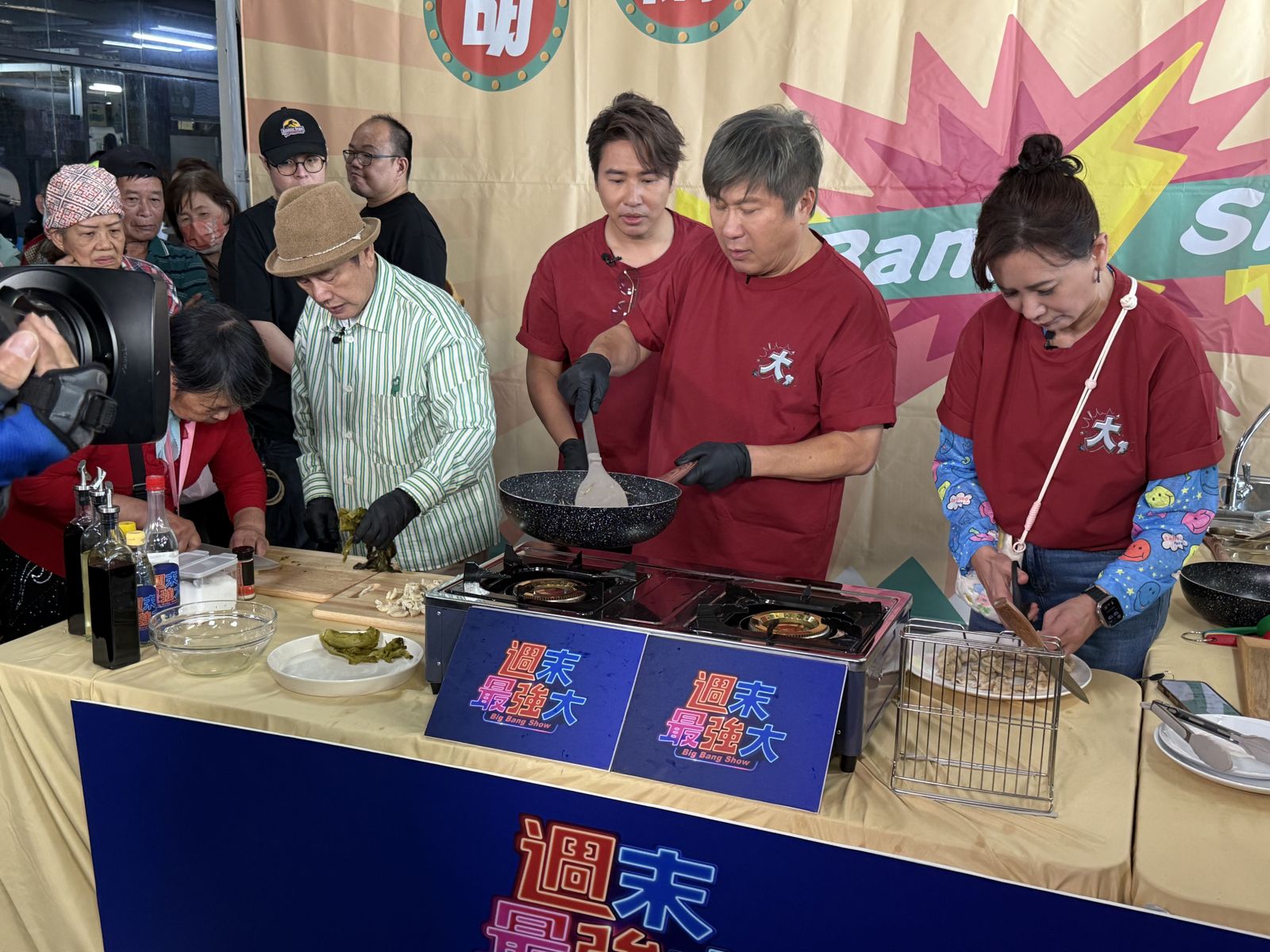 黃西田（左起）、歐漢聲、胡瓜、陳亞蘭。黃西田大哥親自備料「手爆抖」。華視提供