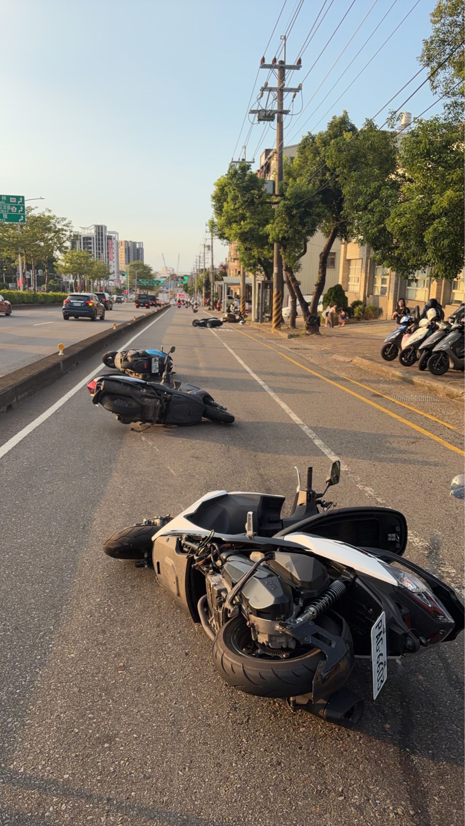 5輛機車在沙鹿區台灣大道七段發生連撞車禍,造成6女受傷送醫,事故現場機車倒了一地。圖/台中市消防局提供