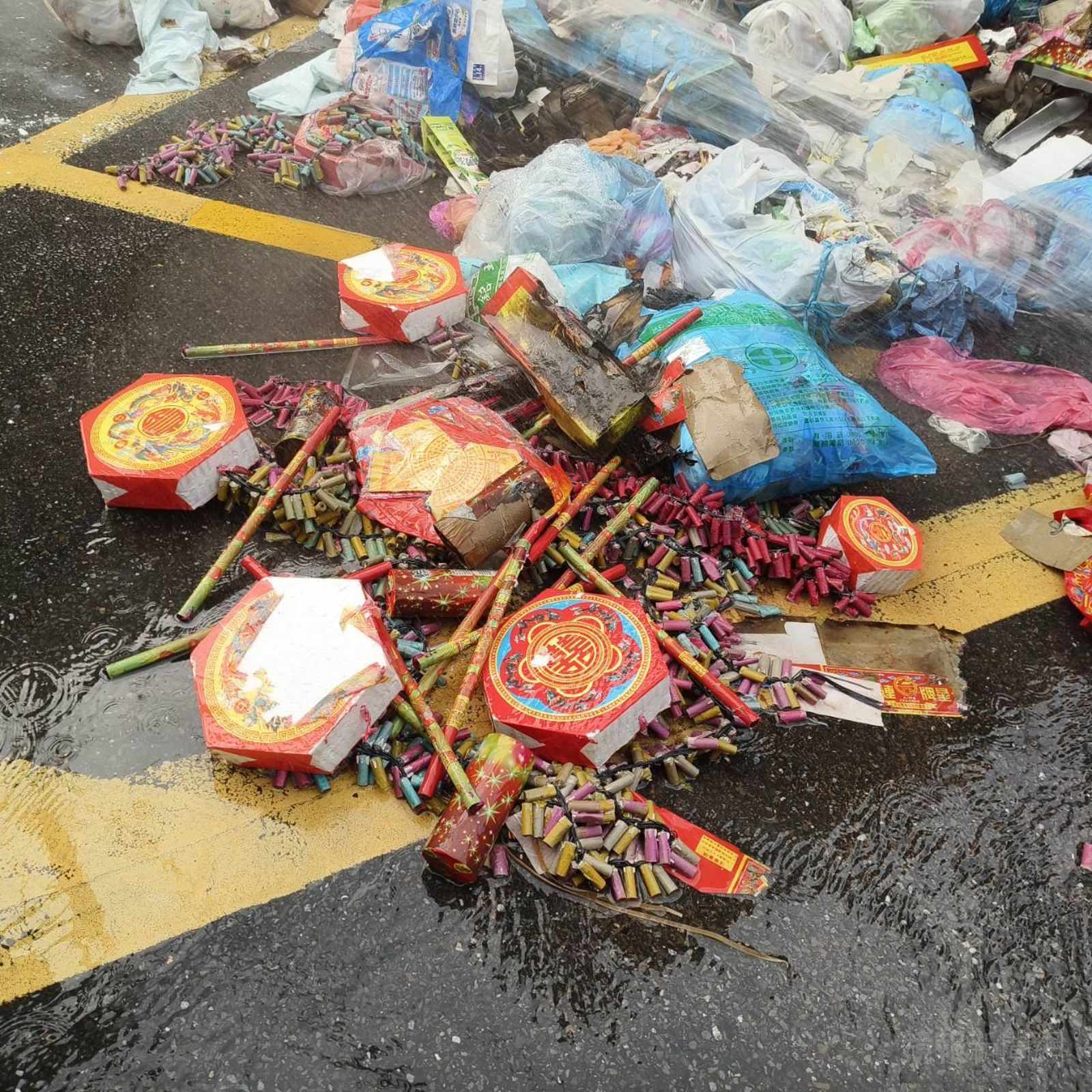 疑似大量爆竹在垃圾車內因壓縮造成爆炸起火。網友提供