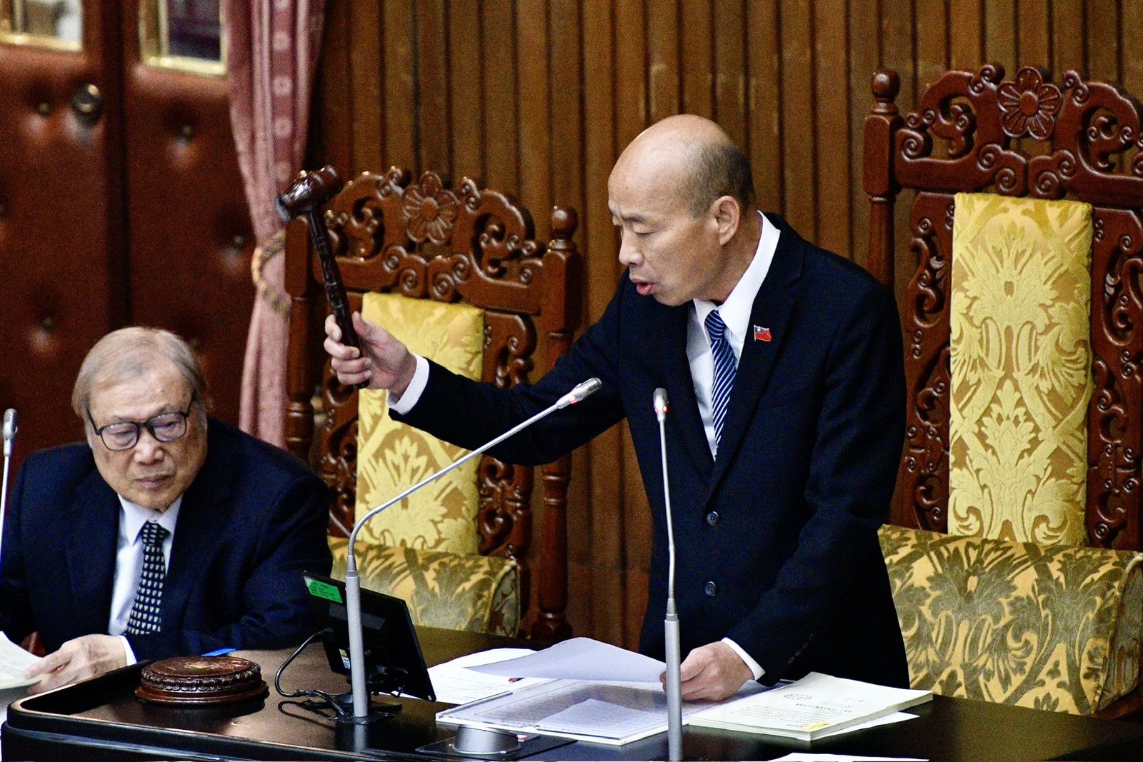 立法院長韓國瑜敲槌宣布《馬太鞍溪堰塞湖災後重建特別條例》三讀通過。（圖／李智為攝）