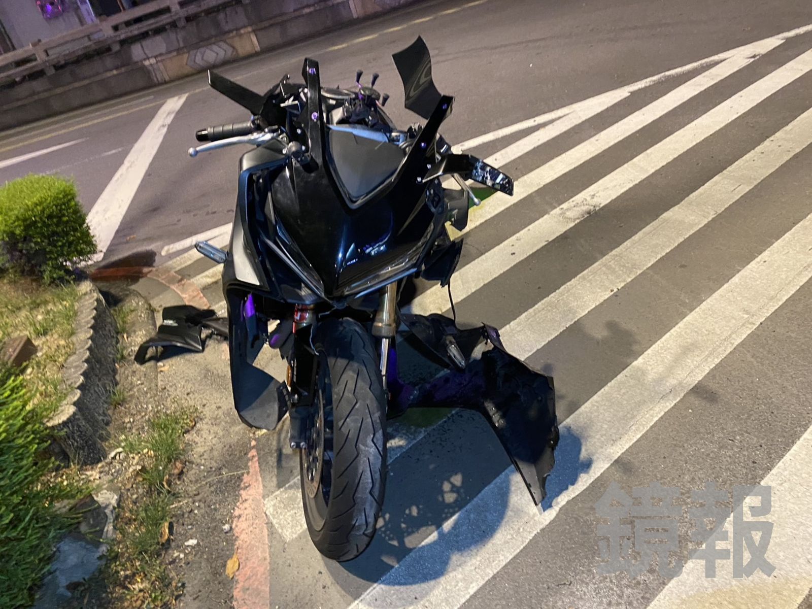 涂男的重機被撞車殼嚴重破損。翻攝畫面