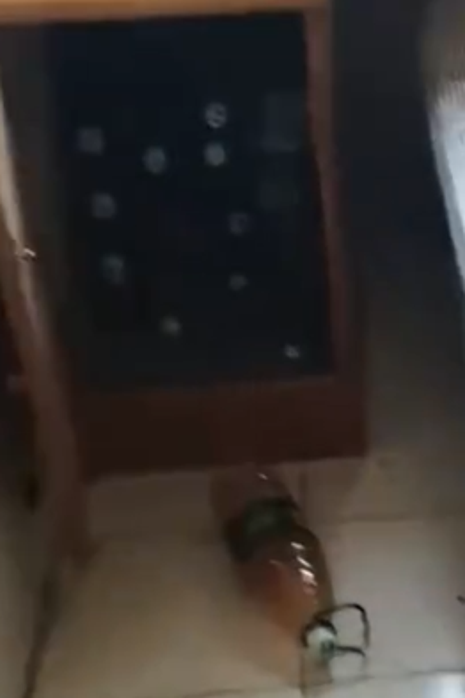 一名男子將尿液裝瓶藏櫃。圖/翻攝自微博