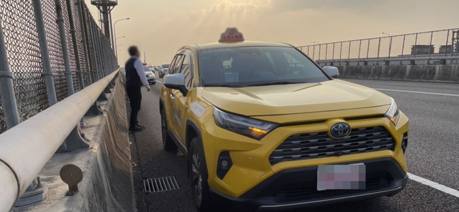 五楊高架詭異意外！男子搭小黃暴怒「我要下車」　跳橋墜落匝道身亡