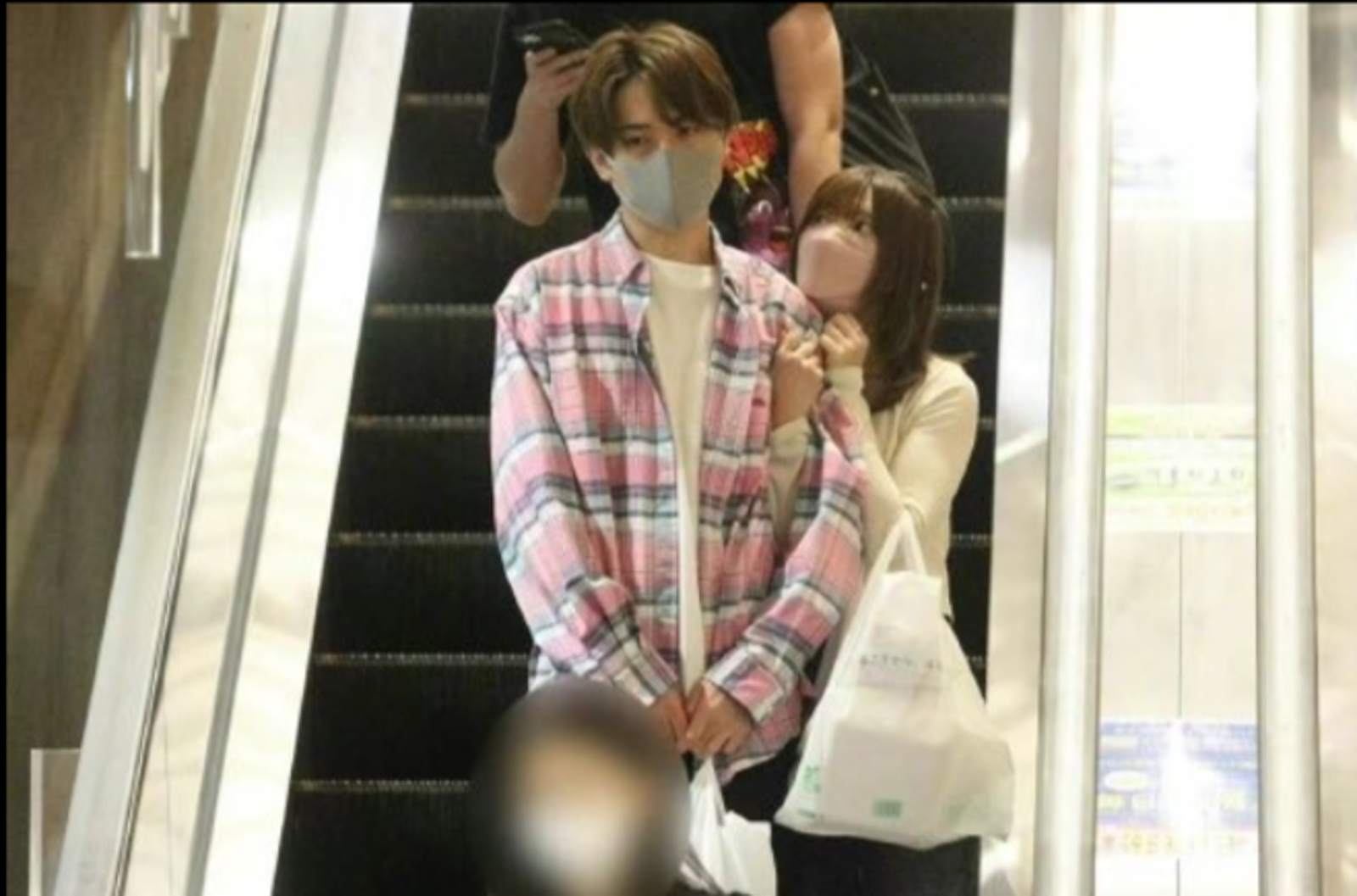 山田麻莉奈（右）與梶原岳人曾被直擊約會，2022年就被爆出已同居。翻攝微博