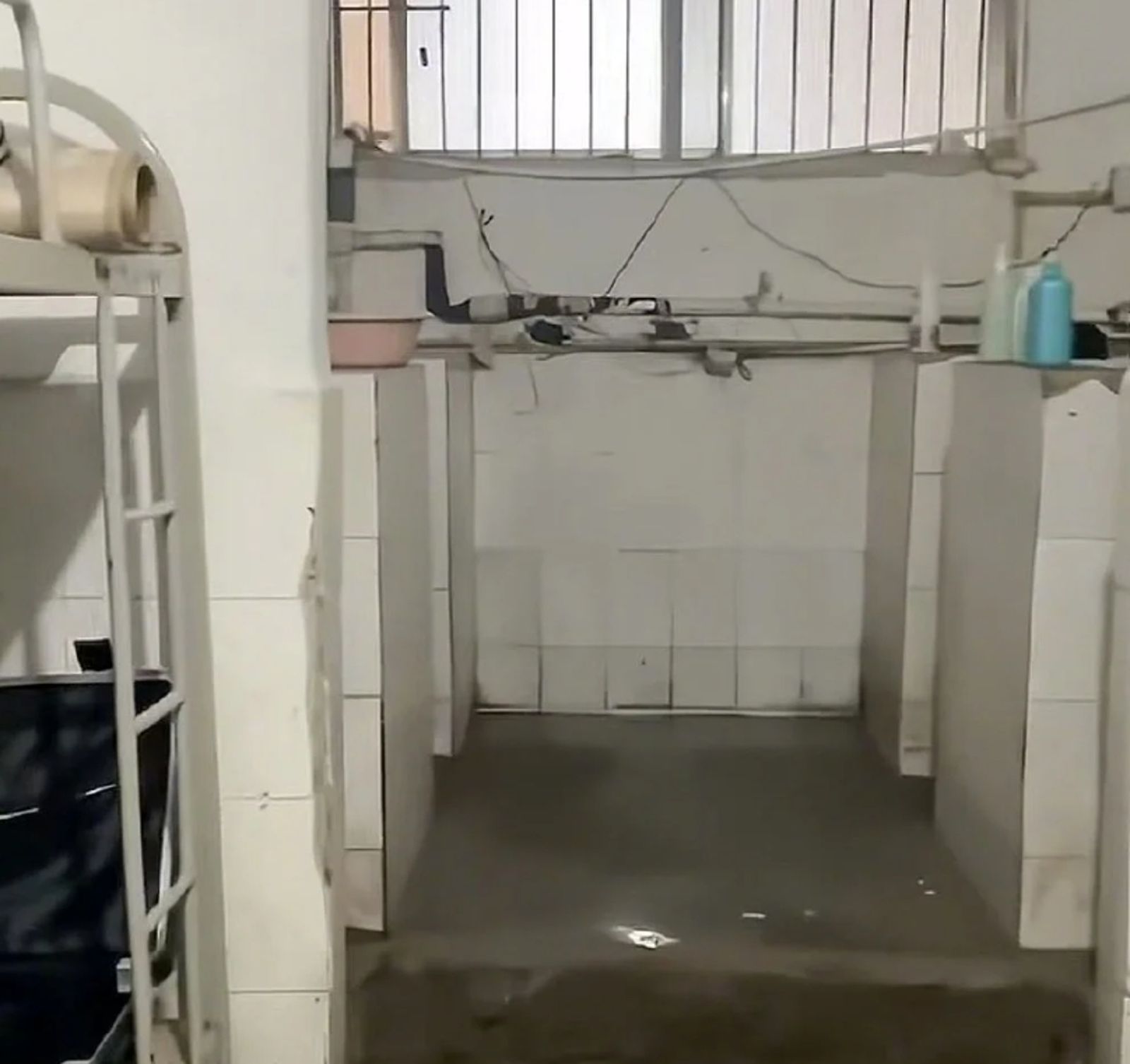 學生被迫和蹲式馬桶同睡。圖／翻攝自微博／鳳凰網