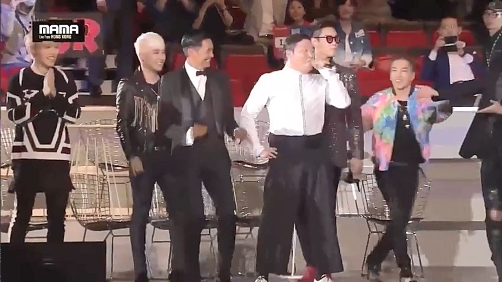 周潤發10年前出席MAMA典禮時，與PSY合跳騎馬舞，BIGBANG等人氣偶像還在旁邊陪跳。翻攝Mnet