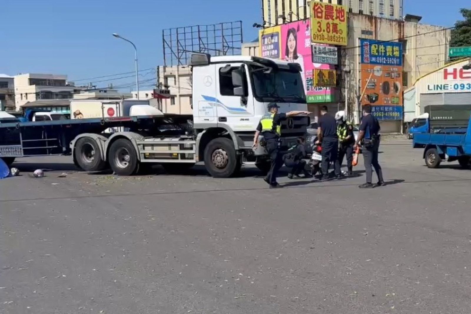 女騎士受困在聯結車車底,送醫不治。圖/民眾提供
