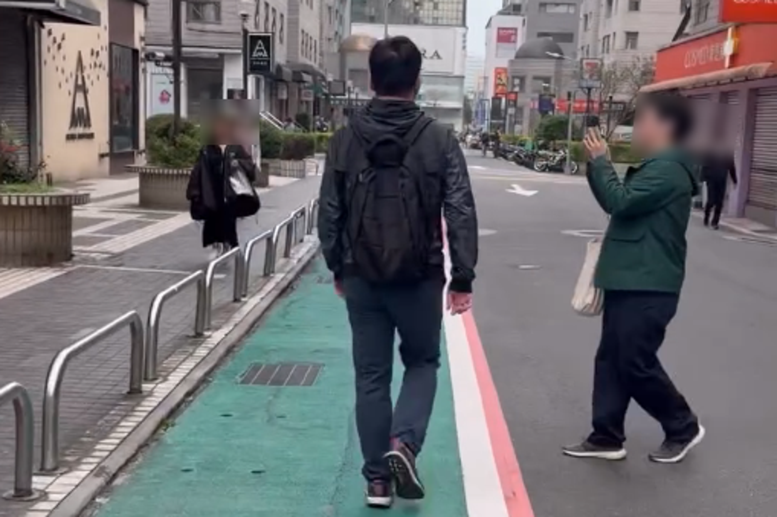 大安區現「撞人魔」！路人慘摔地、手機拋飛　上前理論再遭攻擊
