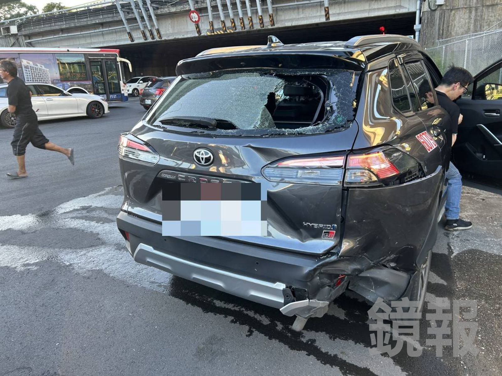 多元計程車車尾遭追撞受損。警方提供
