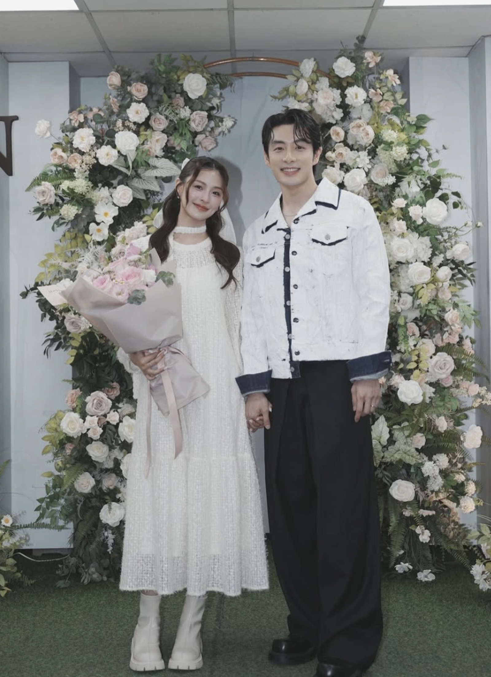 管麟（右）與吳季璇選在交往6年紀念日登記結婚。翻攝IG