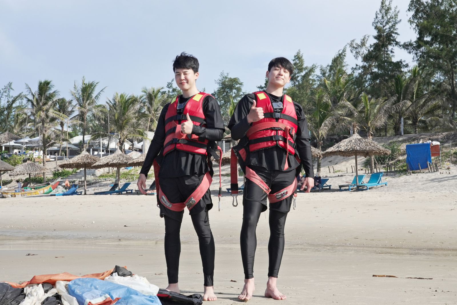 智旻（左）與柾國退伍後再度一同出遊。Disney+提供