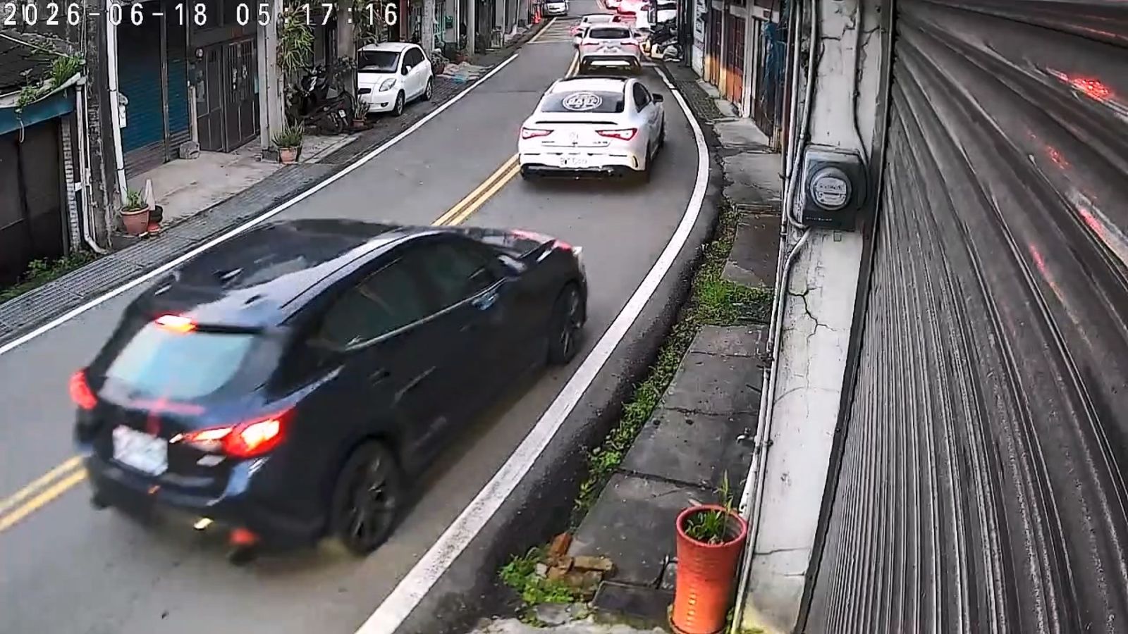 清晨5點多有20多輛轎車經過事發現場,引發居民注意,沒多久就聽到開槍的聲音。民眾提供