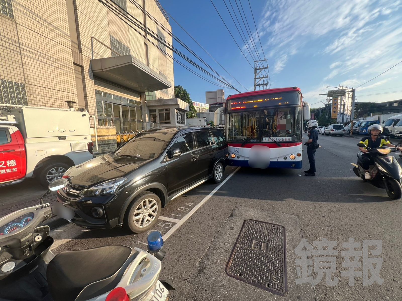 公車司機因身體不是,轉彎後撞上路邊停放的車輛。警方提供