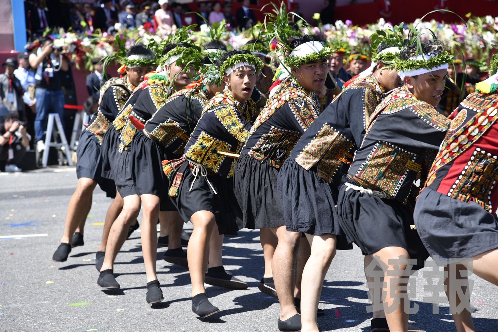 屏東原鄉部落青年會與娜麓灣樂舞劇團,以排灣族拉瓦爾群儀式為靈感,帶來精采演出。(圖/李智為攝)