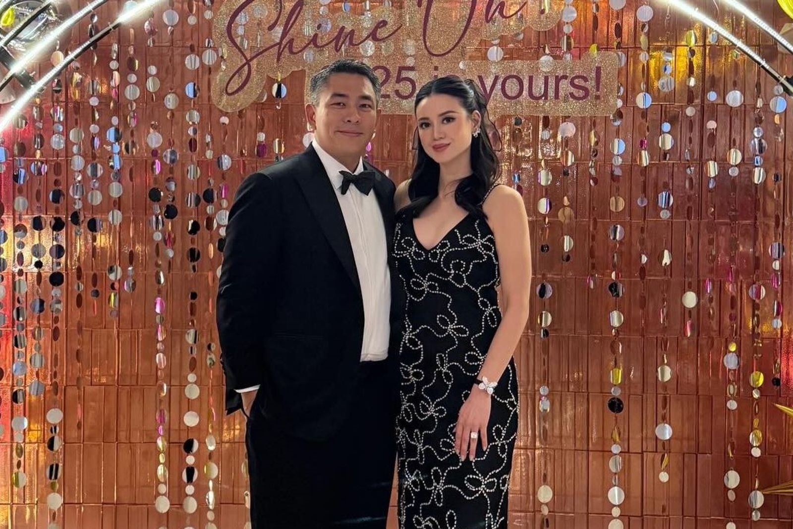 豪門婚變+1!婚禮5任特首全到場「百億千金」老公街頭摟嫩妹 被抓包 「臉埋頸肩狂親」驚爆分居中