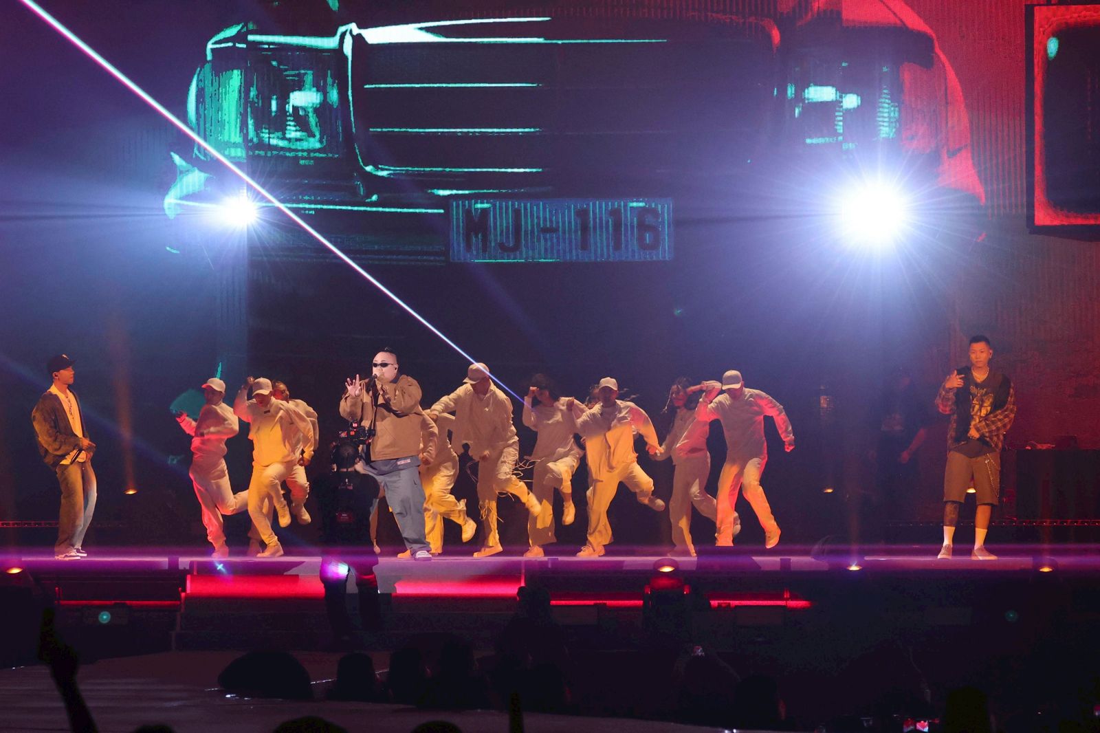 頑童合體7晚狂捲1.7億　瘦子唱一半突嗆萬人「來都來了」