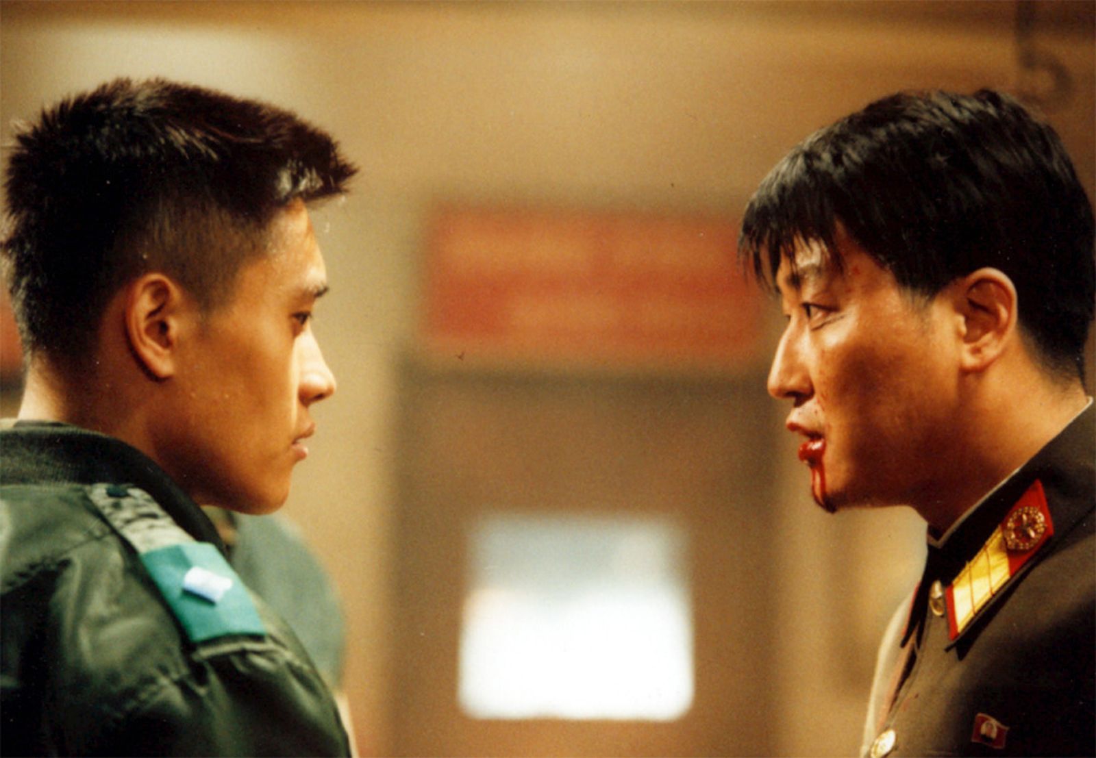 李炳憲(左)與宋康昊在電影中大飆演技。CATCHPLAY提供