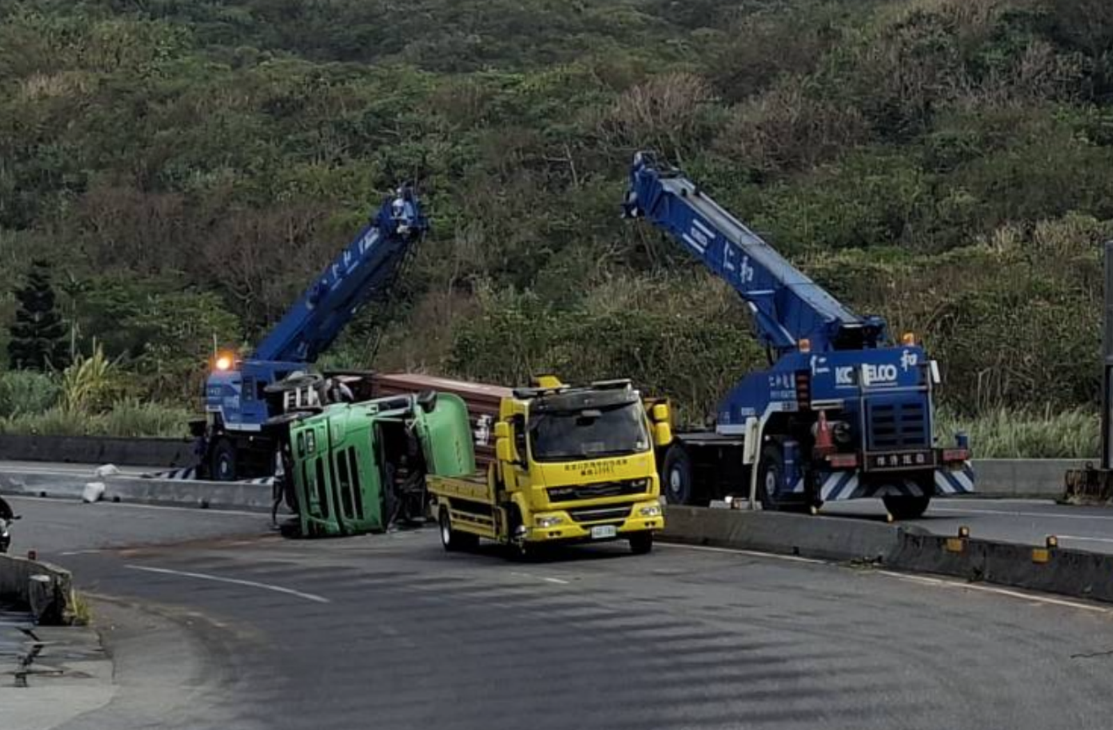 拖吊車到場協助排除事故車輛。圖/翻攝畫面