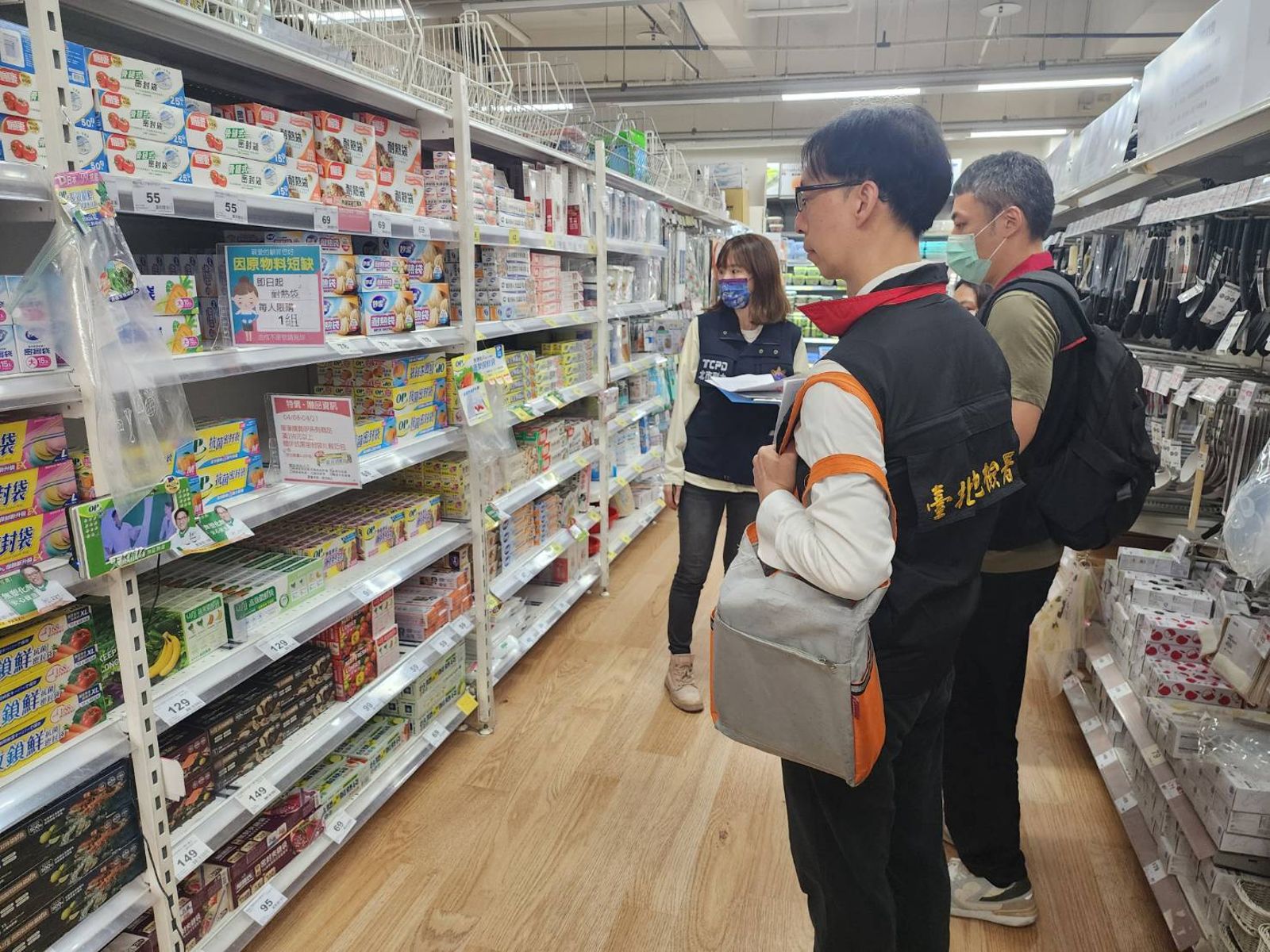 北檢出手！警調市府聯合查訪大賣場　確認塑化製品供貨穩定