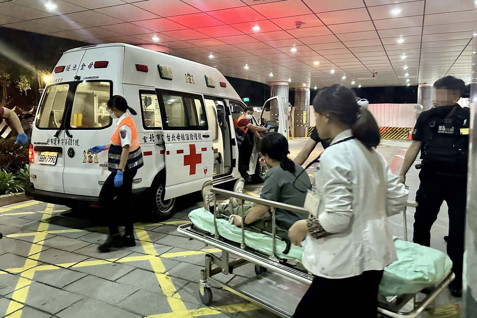 新北八里死亡車禍　女騎士碰撞砂石車殞命