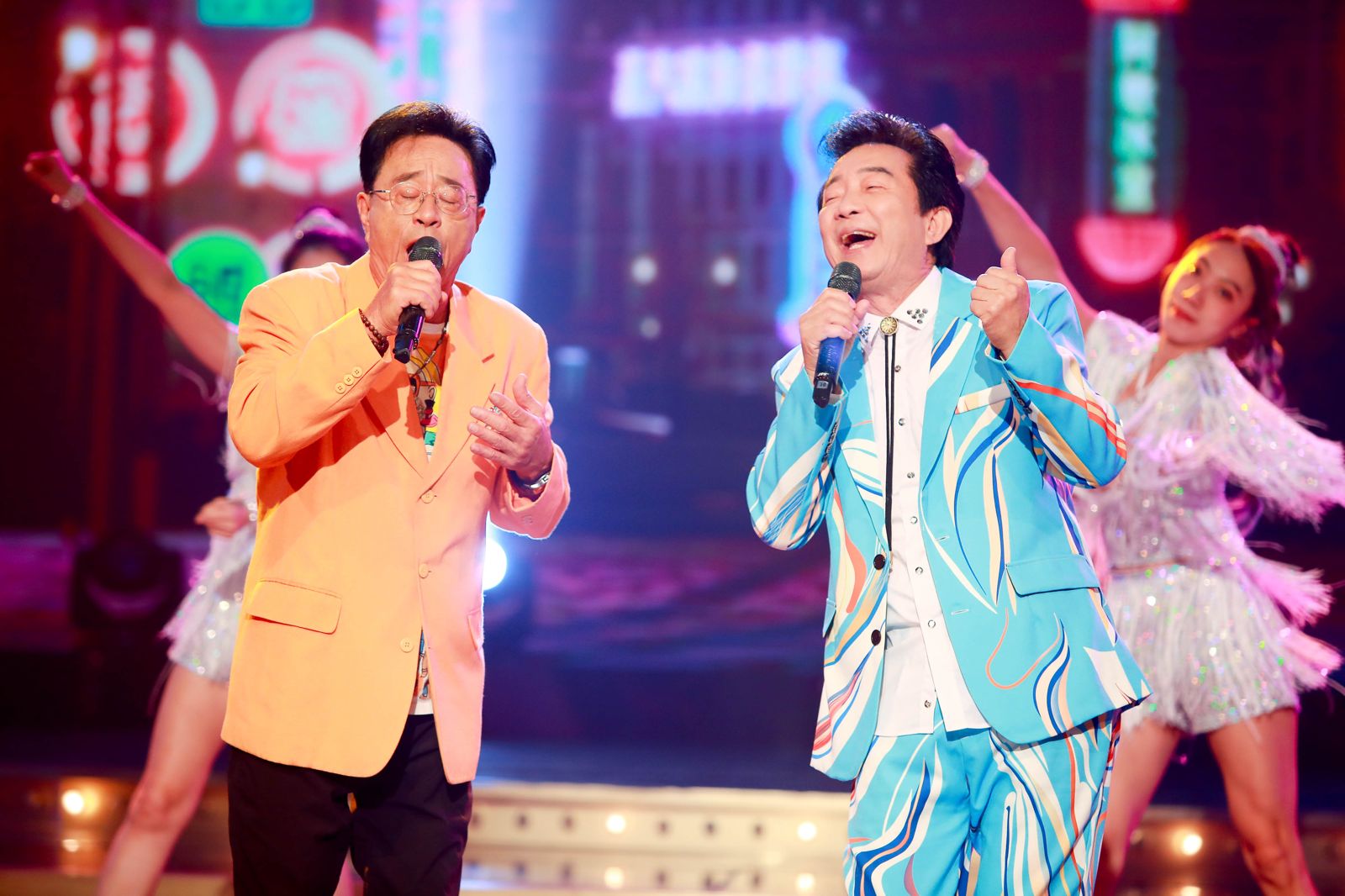 邢峰(右)當年在秀場呼風喚雨。民視提供