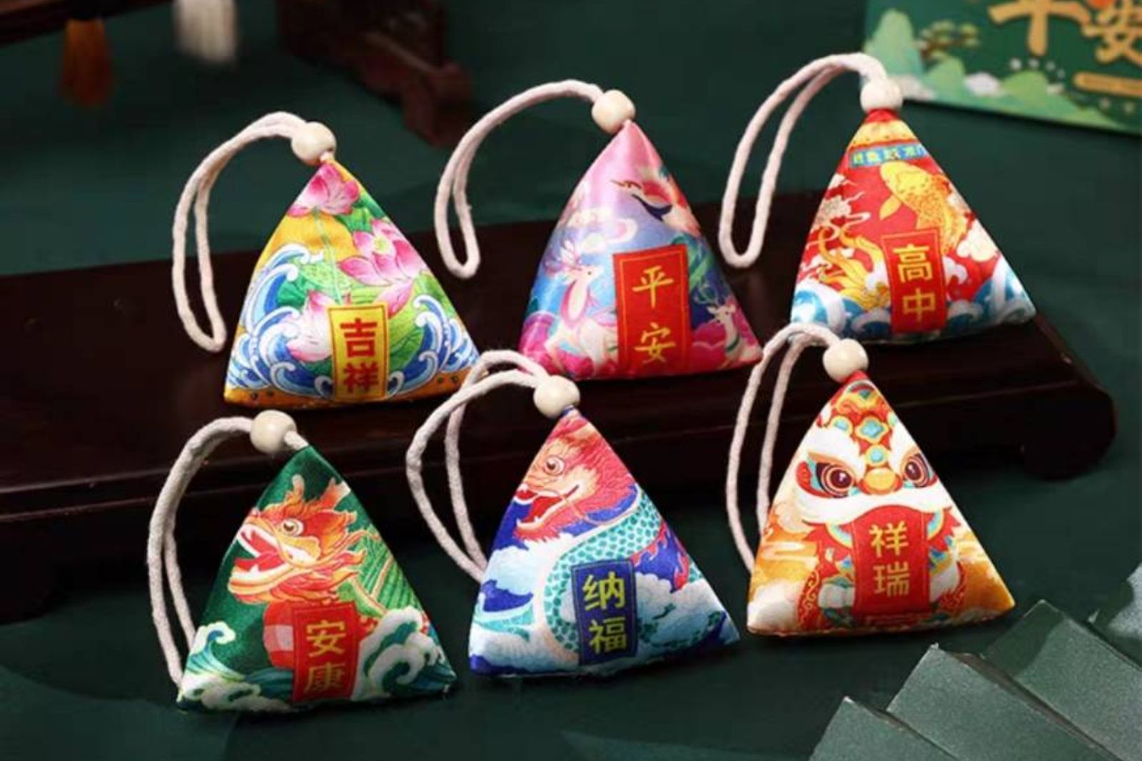 楊登嵙提醒，端午節當天香包絕對不能丟失。示意圖／淘寶