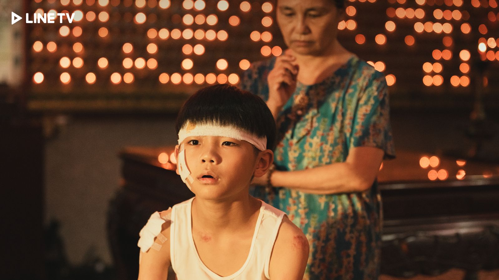 洪君昊劇中被懷疑中邪帶去收驚。LINE TV提供