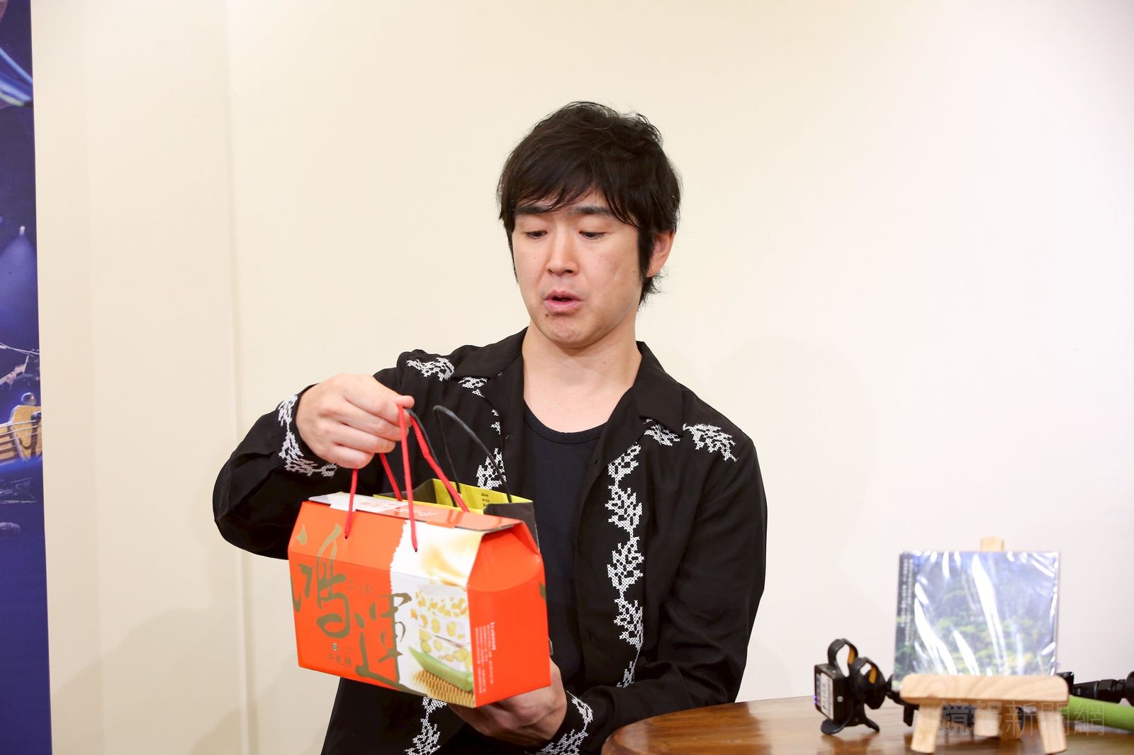 藤卷亮太收到台灣伴手禮。李鍾泉攝