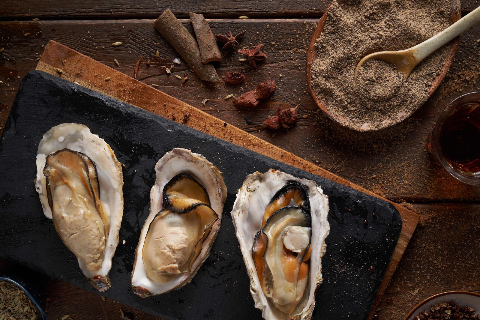 「廣島大生蠔」肉質肥厚飽滿,一口咬下相當甜美。(85元/顆)