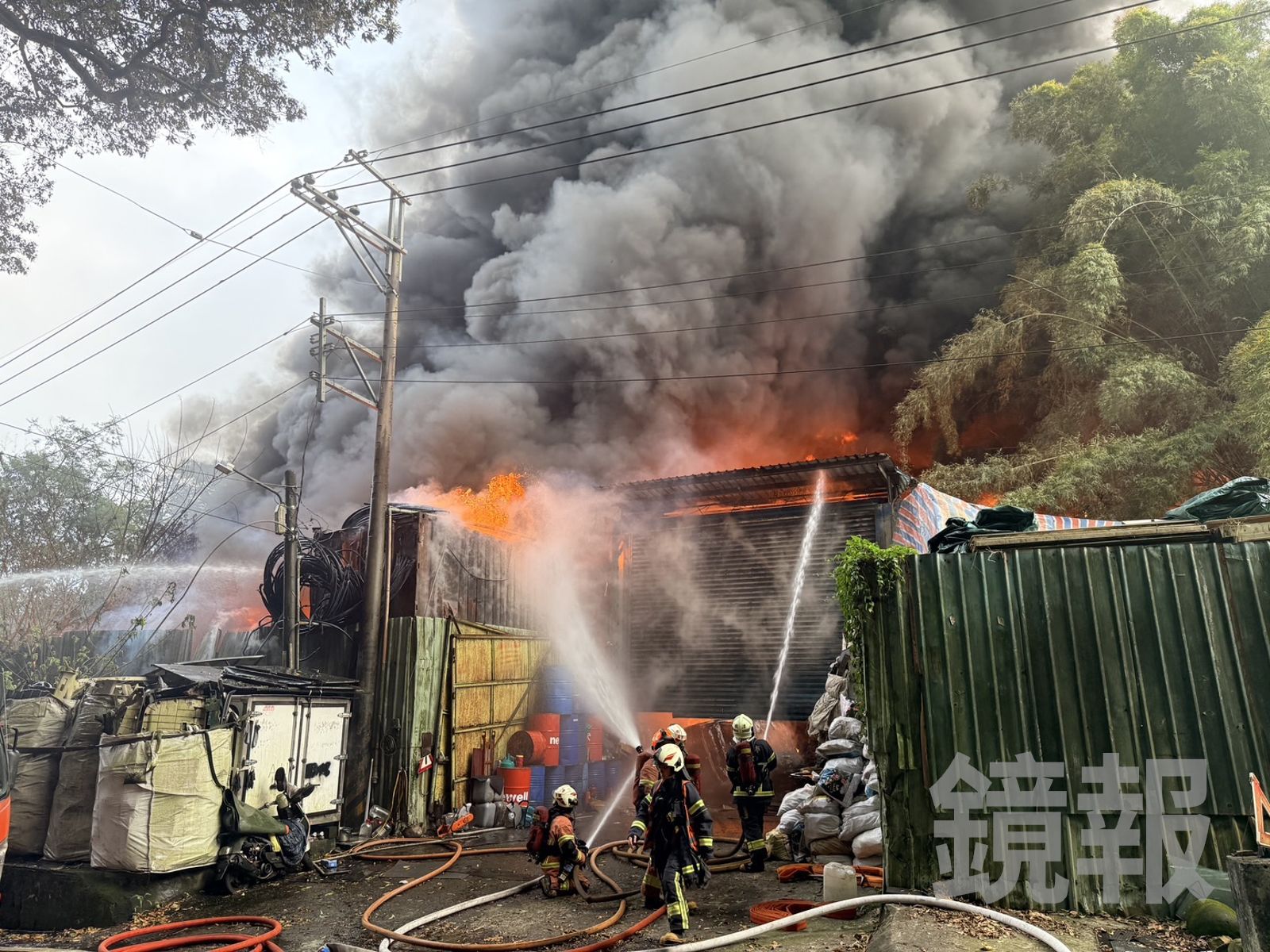 快訊/新莊鐵皮工廠大火!近百名消防搶救中
