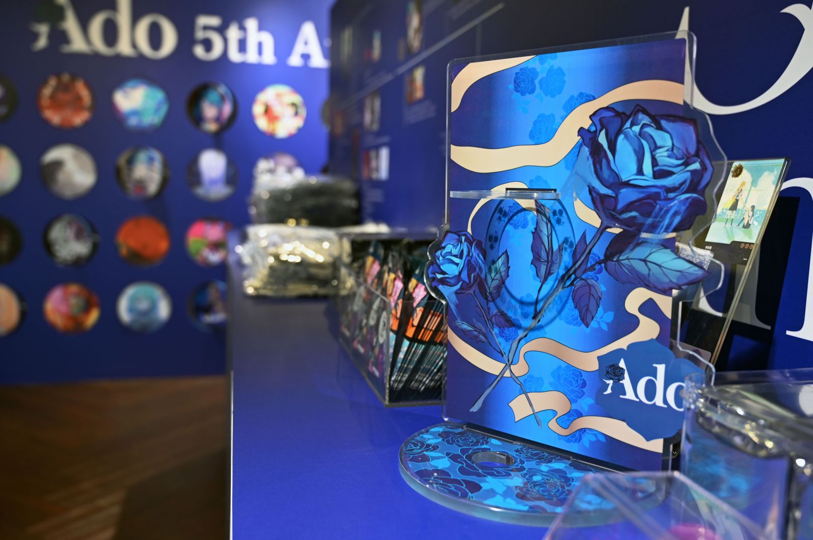 藍色玫瑰手燈支架式周邊商品之一。環球音樂提供