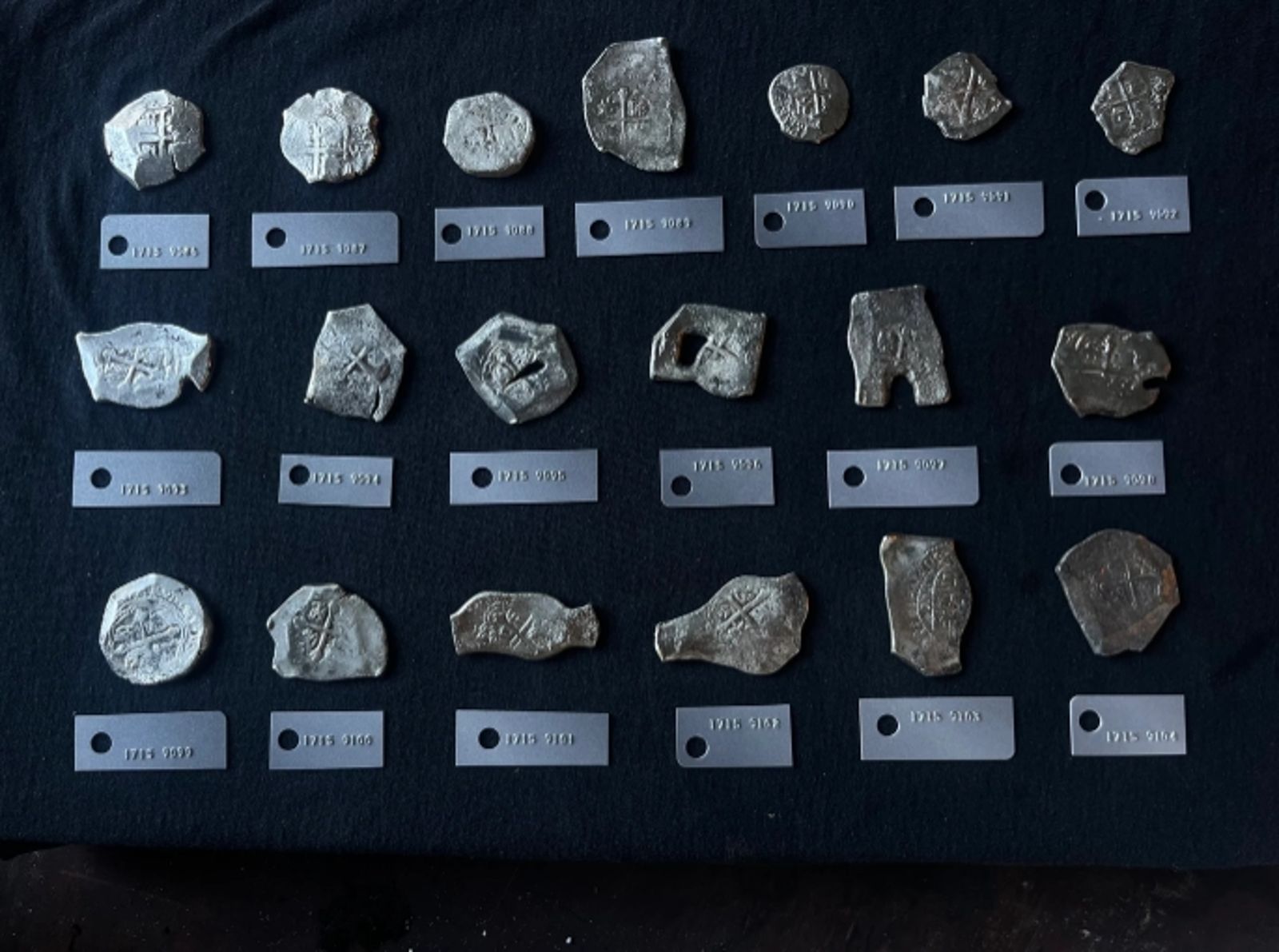 古幣還需一一清理和記錄細節。圖/翻攝自1715艦隊官網
