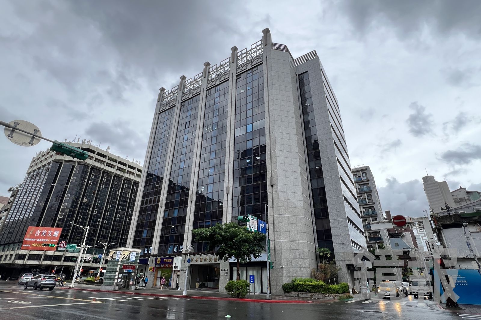 黃國昌和狗仔們開會的地點，早期就在台北市安和路二段辦公大樓內的法律事務所。（圖／攝影組）