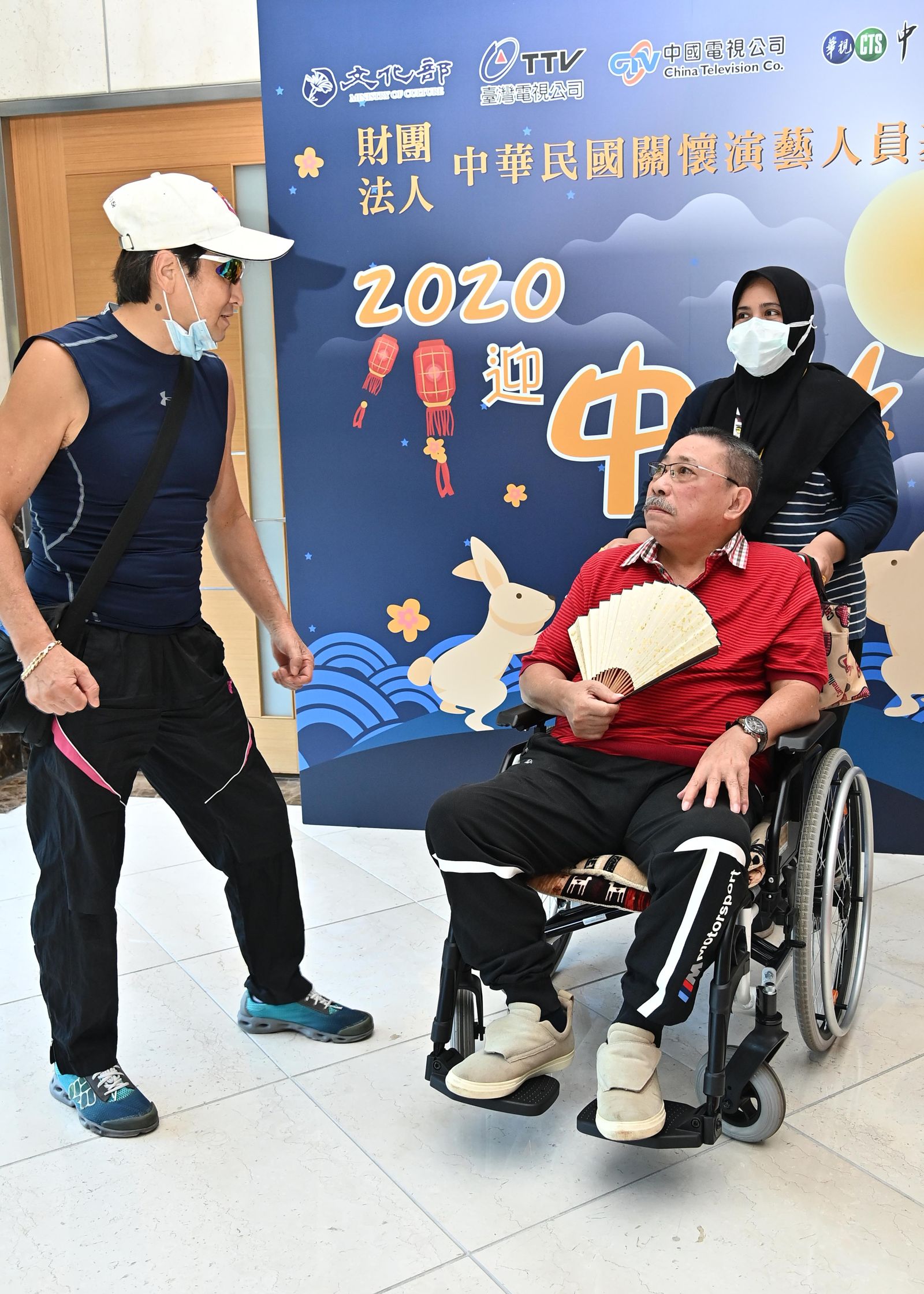 Yuli(右起)照顧陳松勇多年,也會陪伴出席大小演藝活動,左為衛子雲。台視提供