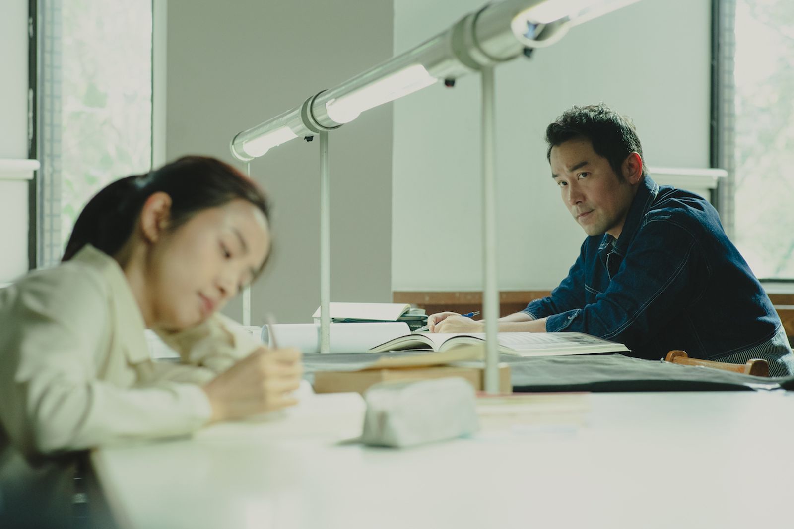 曖昧到極致！張孝全、林依晨圖書館初相遇　零台詞全靠「書寫聲」傳情