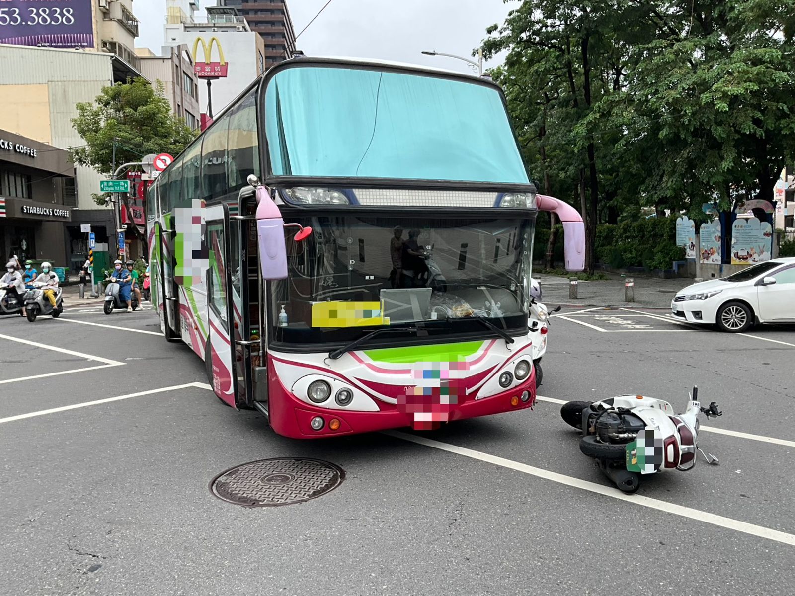 有片/機車闖紅燈直撞遊覽車 女騎士當場仆街