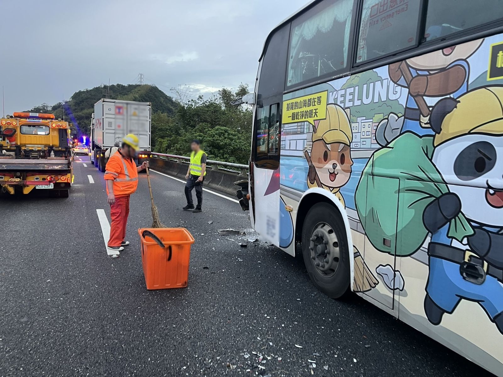 國道1號七堵段「掉水桶」害4車追撞　國光客運6乘客送醫、回堵6公里