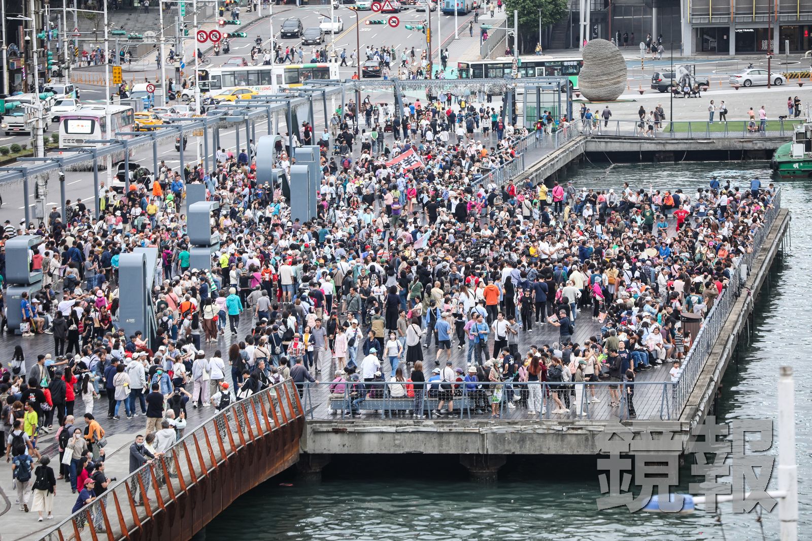 活動開始前，集合點海洋廣場已經出現大批支持者聚集。攝影鄒保祥